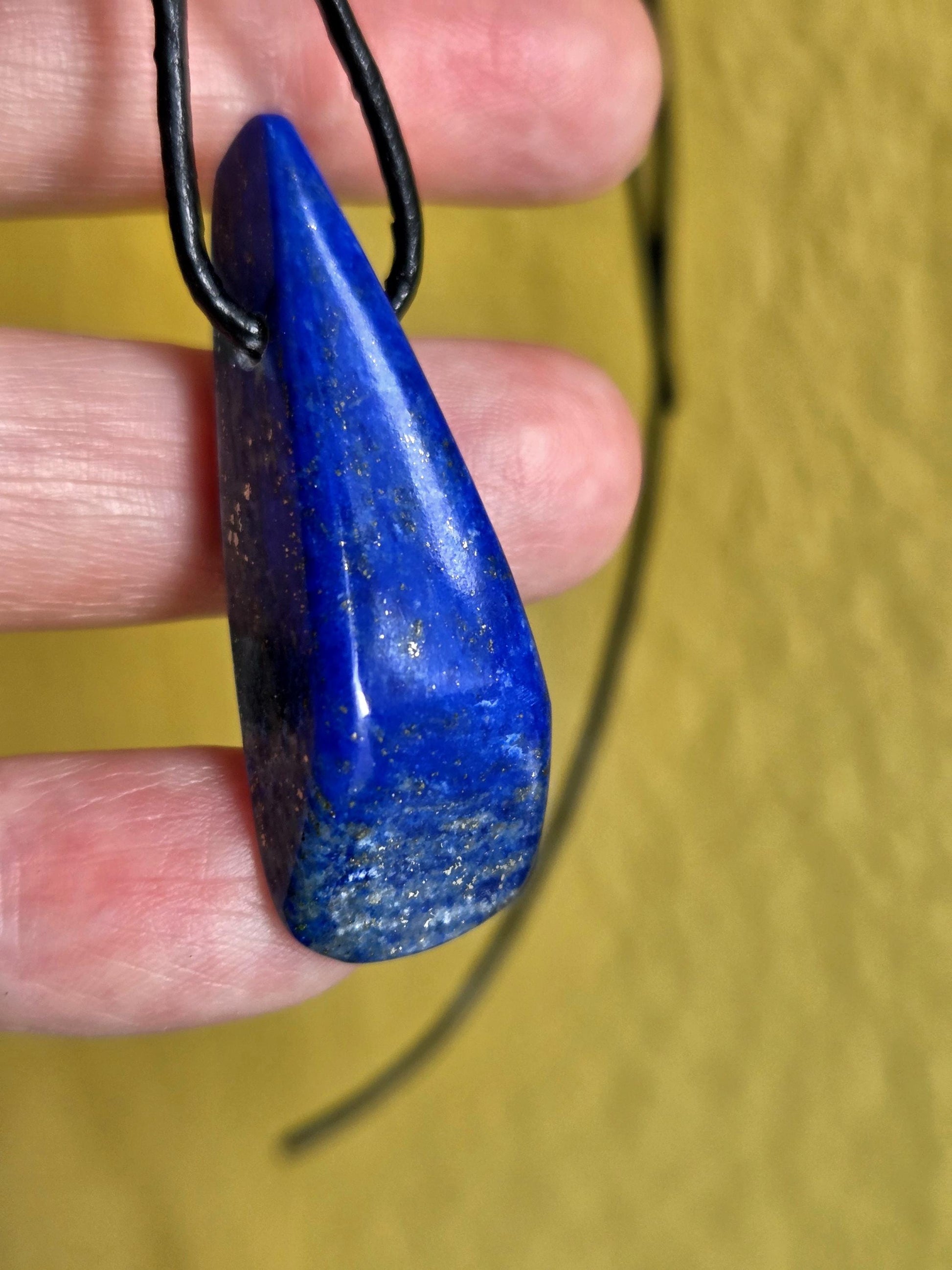 Lapislazuli Anhänger, Stein der Engel, 43 x 15 x 9 mm, gebohrt, an verstellbarem Lederband