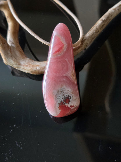 Traumhafter Rhodochrosit Anhänger, 51 x 20 x 8 mm, gebohrt, an verstellbarem Lederband