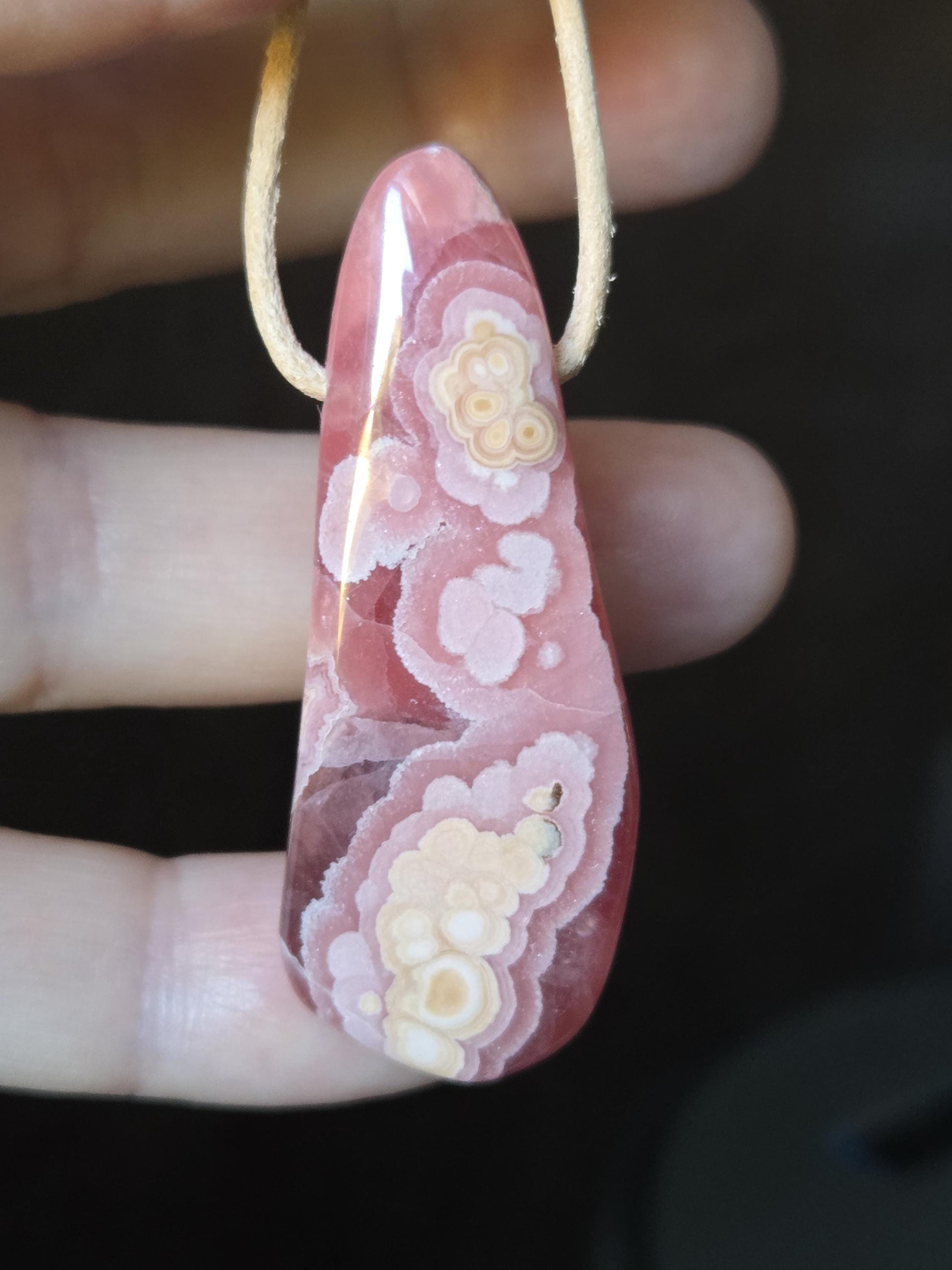 Traumhafter Rhodochrosit Anhänger, 51 x 20 x 8 mm, gebohrt, an verstellbarem Lederband