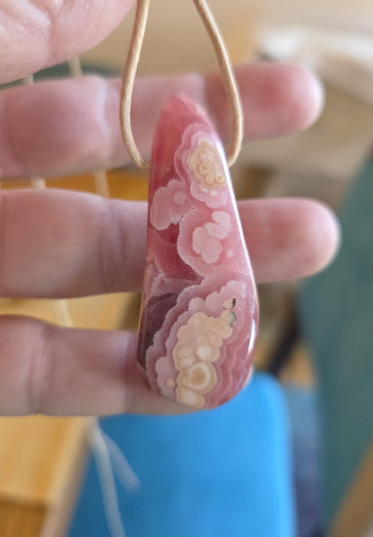 Traumhafter Rhodochrosit Anhänger, 51 x 20 x 8 mm, gebohrt, an verstellbarem Lederband