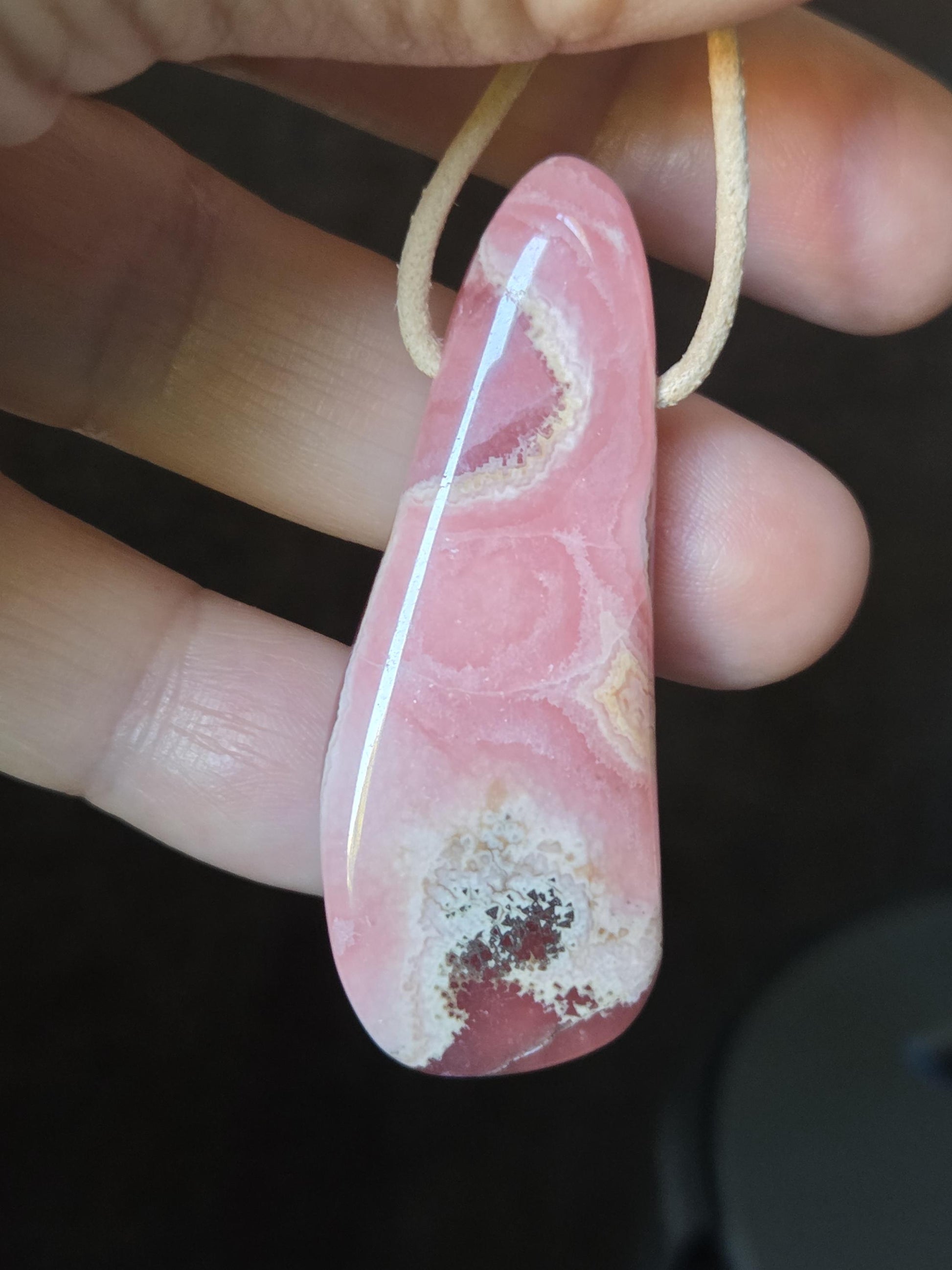 Traumhafter Rhodochrosit Anhänger, 51 x 20 x 8 mm, gebohrt, an verstellbarem Lederband