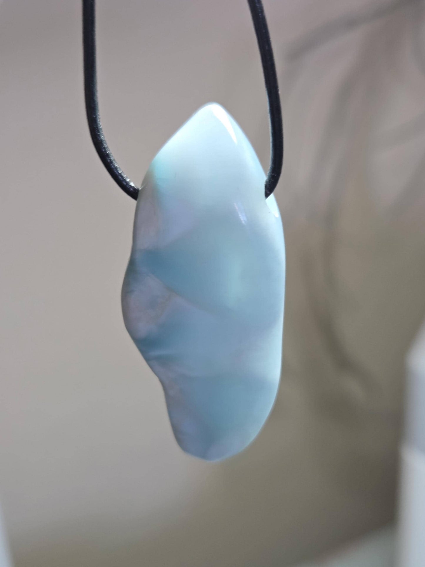 Durchscheinender Larimar Anhänger, Atlantis Stein 47 x 23 x 11 mm, gebohrt, Larimar gebohrt, an verstellbarem Lederband