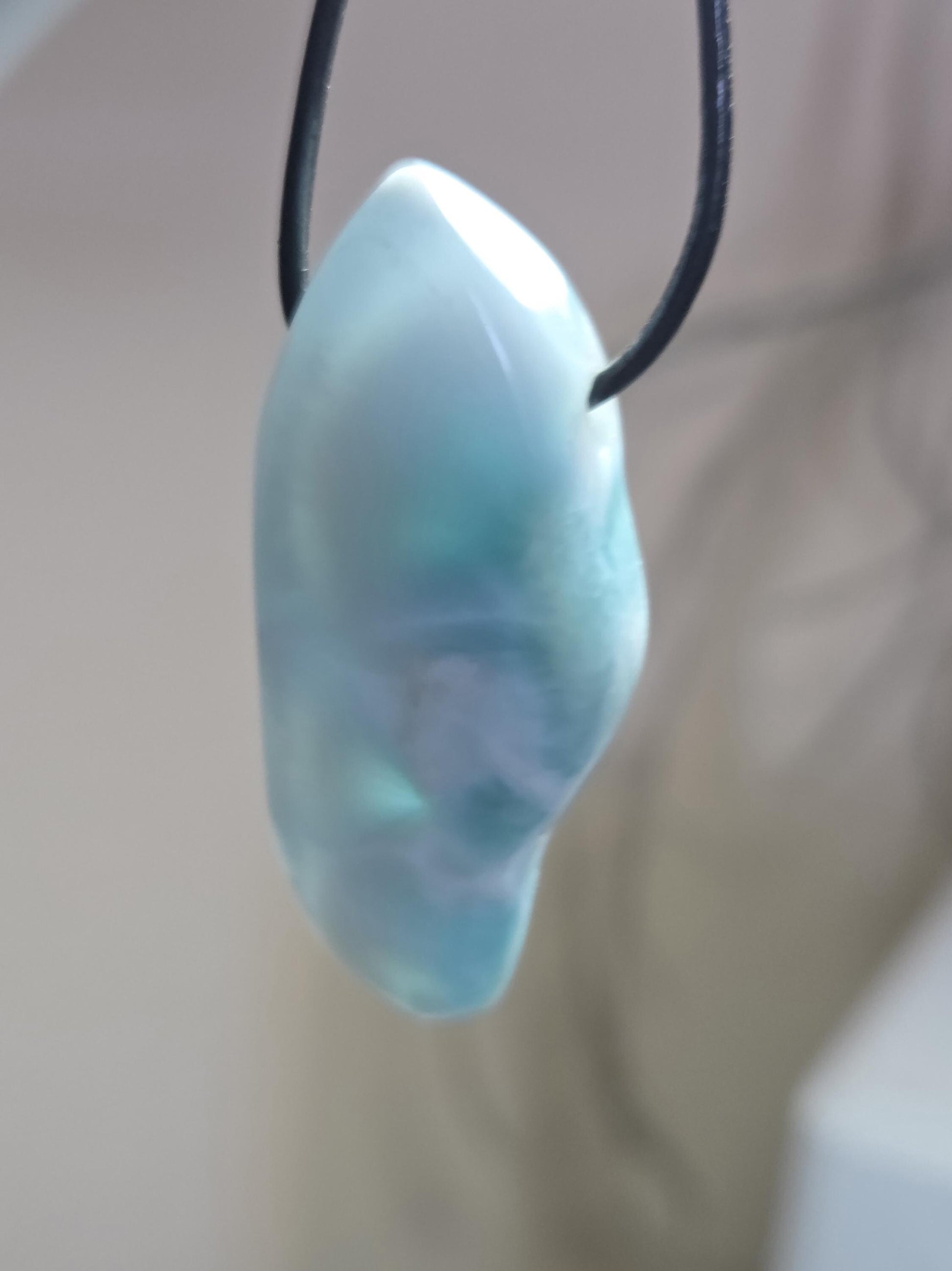 Durchscheinender Larimar Anhänger, Atlantis Stein 47 x 23 x 11 mm, gebohrt, Larimar gebohrt, an verstellbarem Lederband