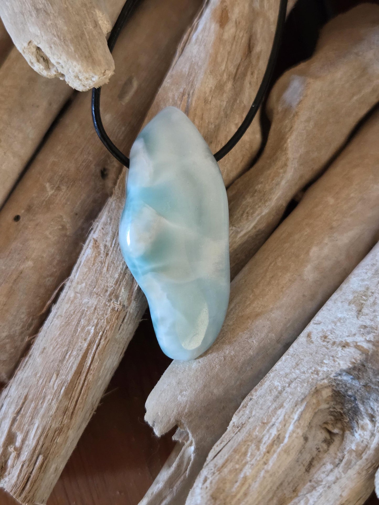 Durchscheinender Larimar Anhänger, Atlantis Stein 47 x 23 x 11 mm, gebohrt, Larimar gebohrt, an verstellbarem Lederband