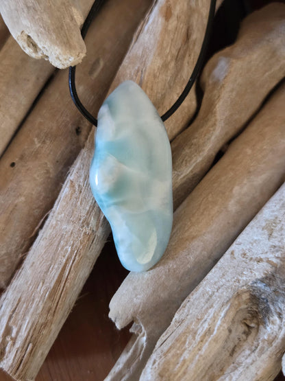 Durchscheinender Larimar Anhänger, Atlantis Stein 47 x 23 x 11 mm, gebohrt, Larimar gebohrt, an verstellbarem Lederband