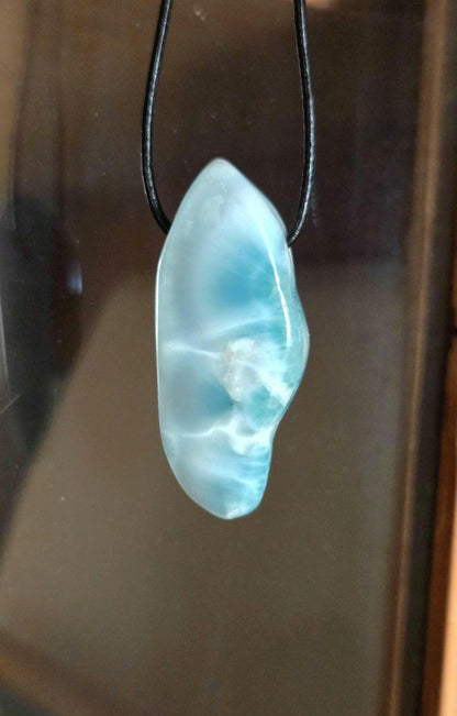 Durchscheinender Larimar Anhänger, Atlantis Stein 47 x 23 x 11 mm, gebohrt, Larimar gebohrt, an verstellbarem Lederband
