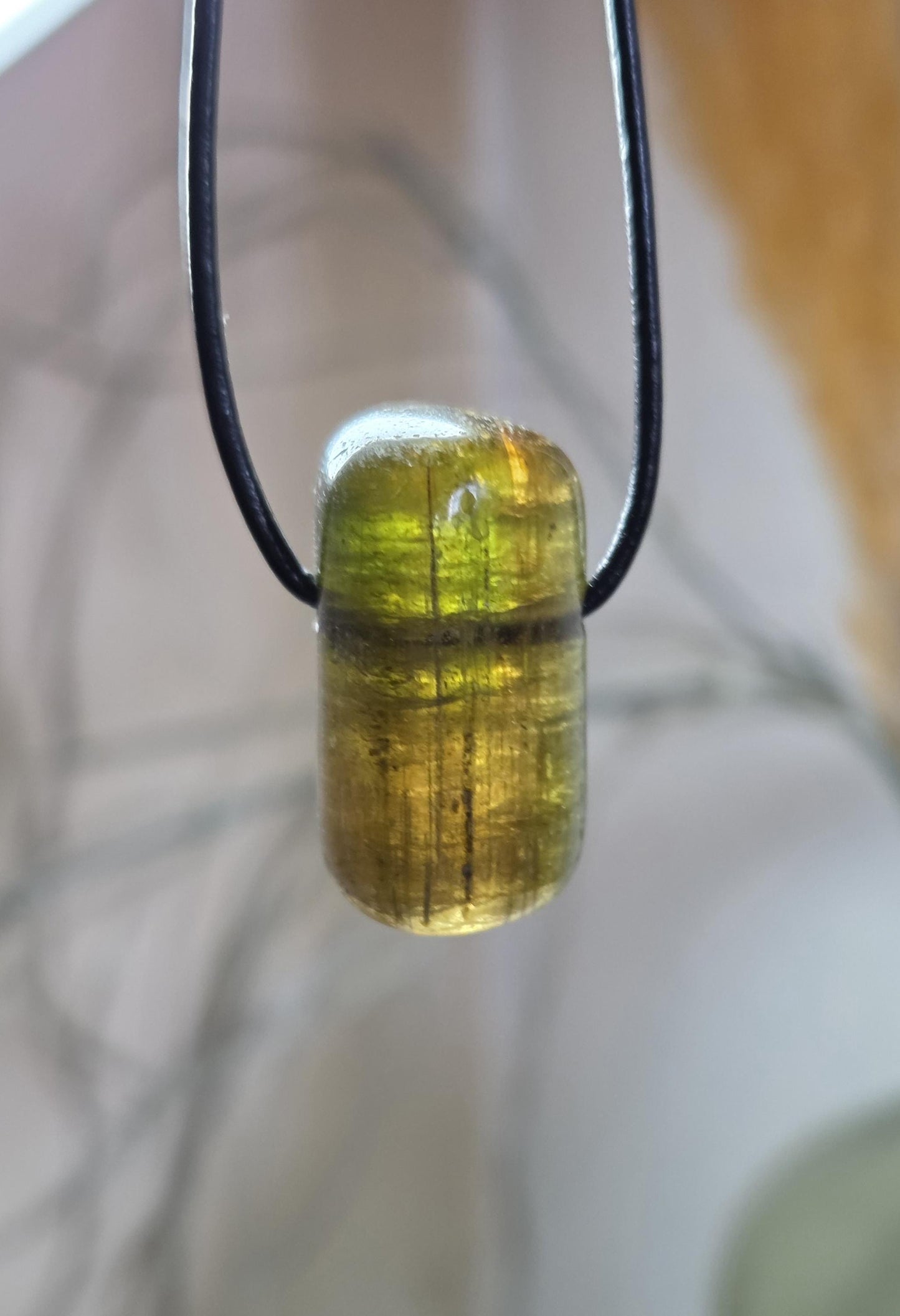 Turmalin Bicolor grün gelb Verdelith Dravit, Stäbchen geschliffen, Anhänger, 28 x 15 x 14 mm, gebohrt, an verstellbarem Lederband