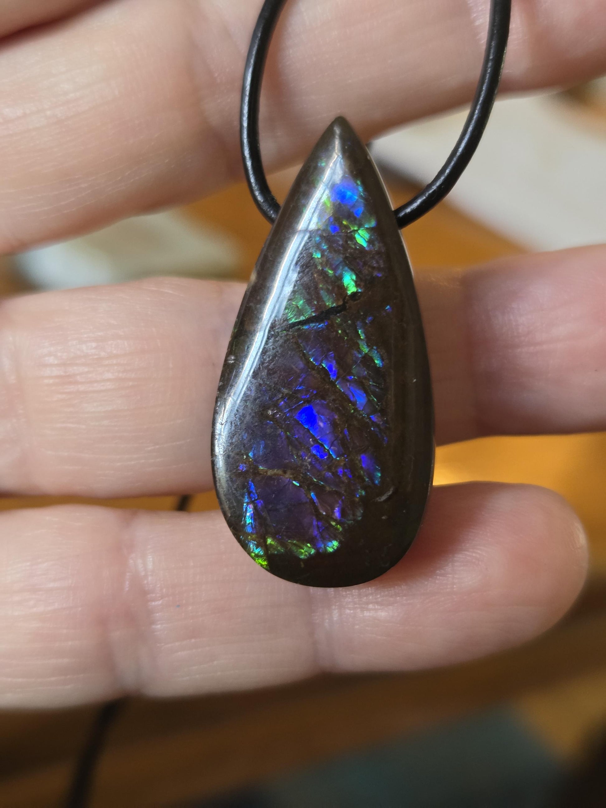 Magischer Ammolit Opal Anhänger blau grün lila, aus Kanada, 35 x 17 x 8 mm, gebohrt, an verstellbarem Lederband