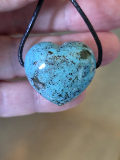 Hochwertiger Türkis Anhänger Herz herzförmig, 26 x 28 x 16 mm, gebohrt, an verstellbarem Lederband
