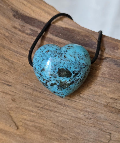 Hochwertiger Türkis Anhänger Herz herzförmig, 26 x 28 x 16 mm, gebohrt, an verstellbarem Lederband