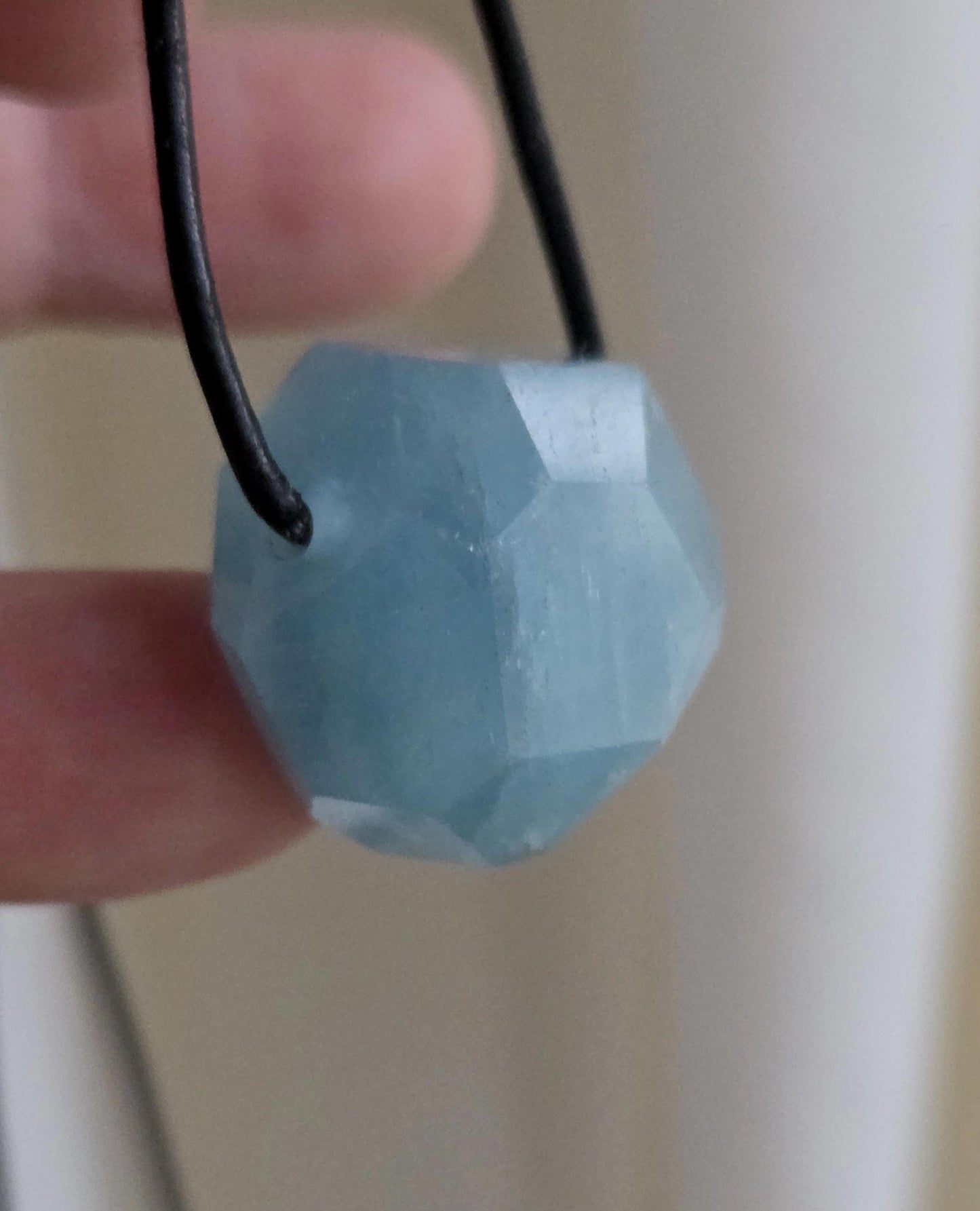 Aquamarin Anhänger, 22 x 22 x 18 mm, gebohrt, an verstellbarem Lederband