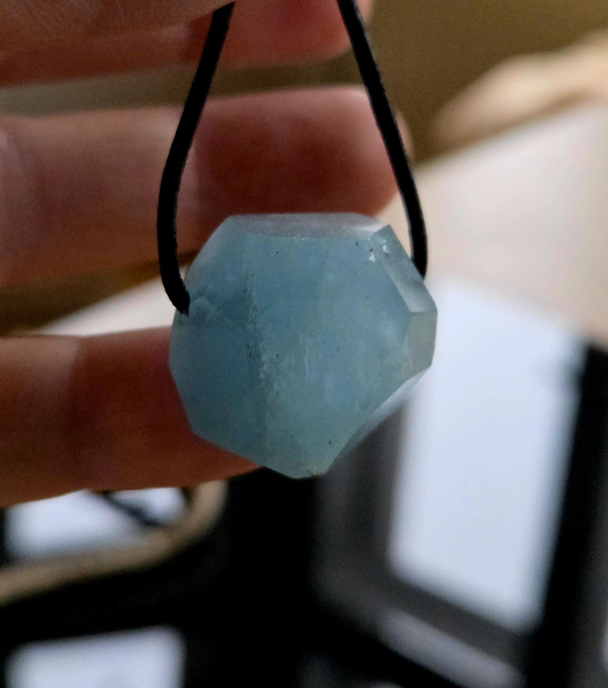 Aquamarin Anhänger, 22 x 22 x 18 mm, gebohrt, an verstellbarem Lederband