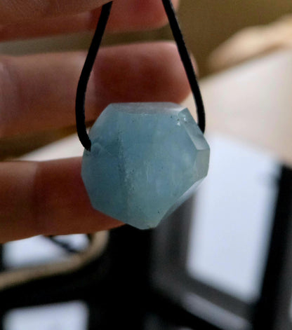 Aquamarin Anhänger, 22 x 22 x 18 mm, gebohrt, an verstellbarem Lederband