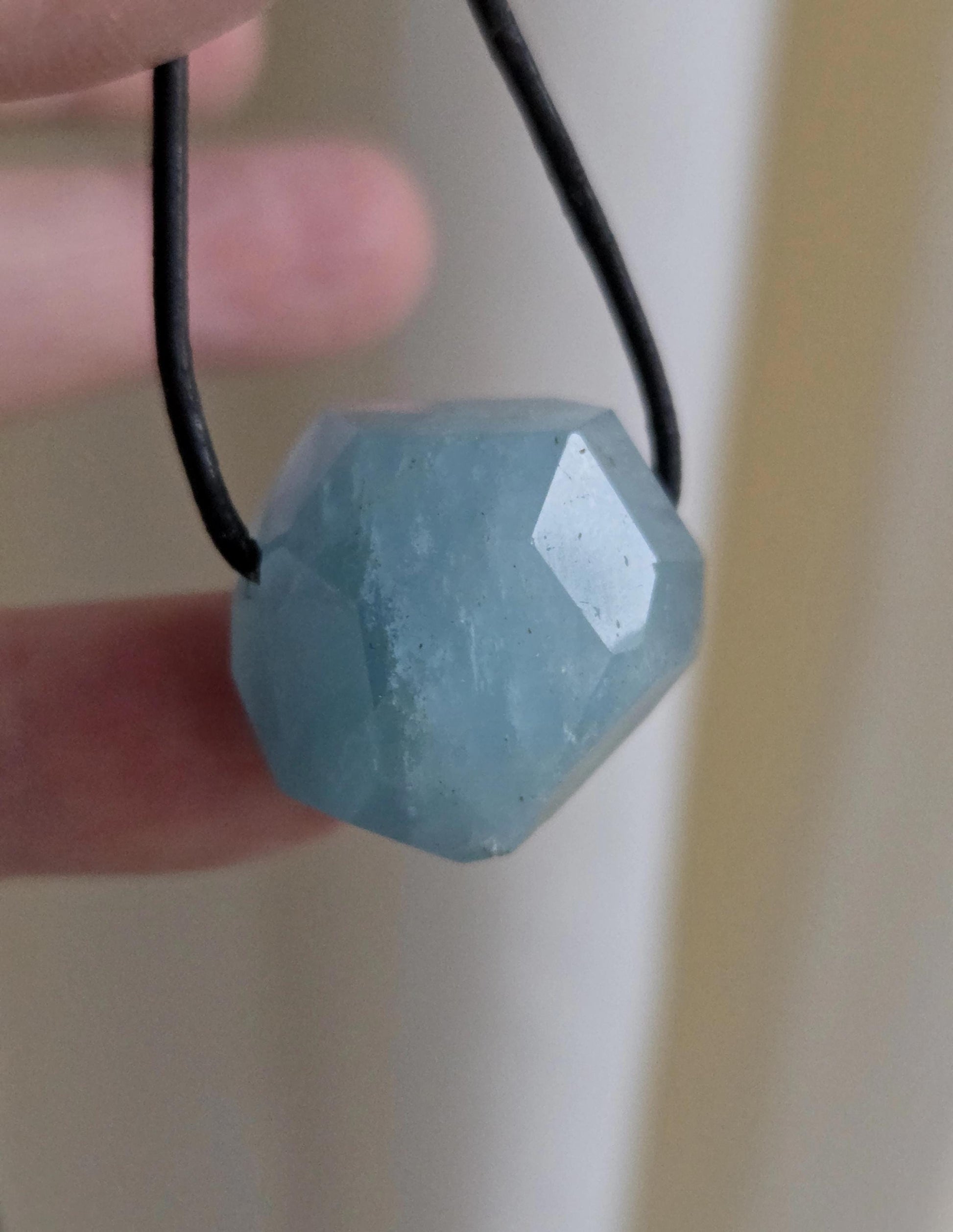 Aquamarin Anhänger, 22 x 22 x 18 mm, gebohrt, an verstellbarem Lederband