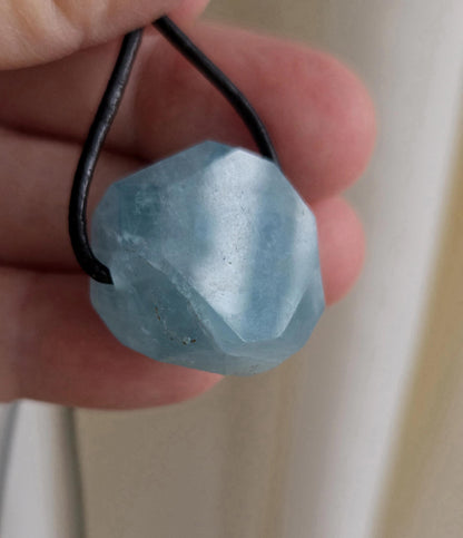 Aquamarin Anhänger, 22 x 22 x 18 mm, gebohrt, an verstellbarem Lederband