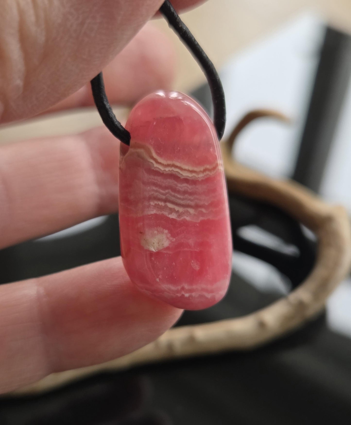 Wunderschöner Rhodochrosit Anhänger, 31 x 17 x 8 mm, gebohrt, an verstellbarem Lederband