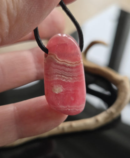 Wunderschöner Rhodochrosit Anhänger, 31 x 17 x 8 mm, gebohrt, an verstellbarem Lederband