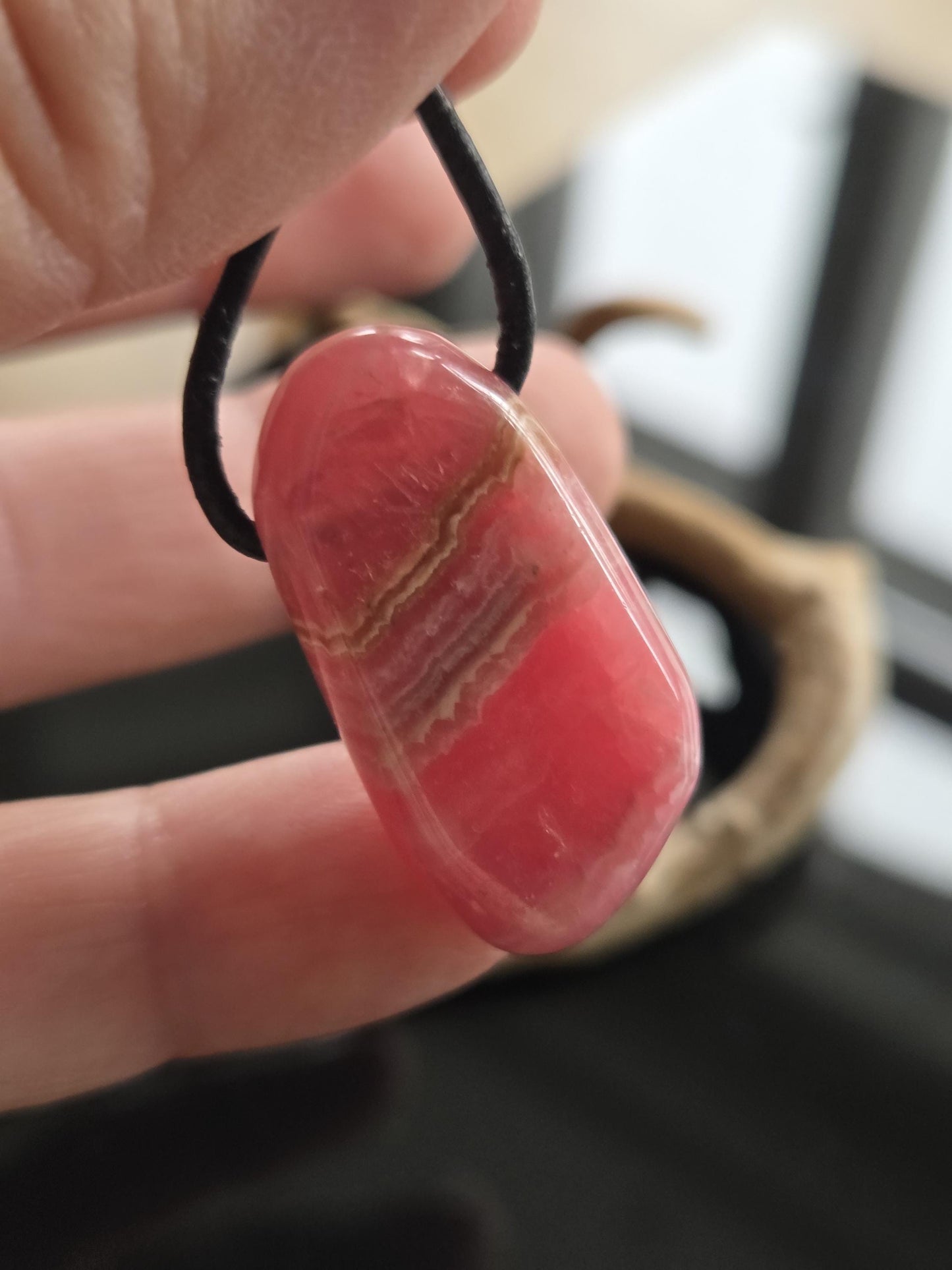 Wunderschöner Rhodochrosit Anhänger, 31 x 17 x 8 mm, gebohrt, an verstellbarem Lederband