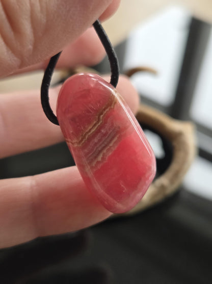 Wunderschöner Rhodochrosit Anhänger, 31 x 17 x 8 mm, gebohrt, an verstellbarem Lederband