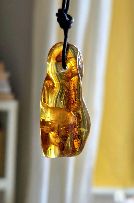 Traumhafter baltischer Bernstein Anhänger, mit Einschlüssen, Amulett, Amber pendant, 54 x 26 x 16 mm, an verstellbarem Lederband