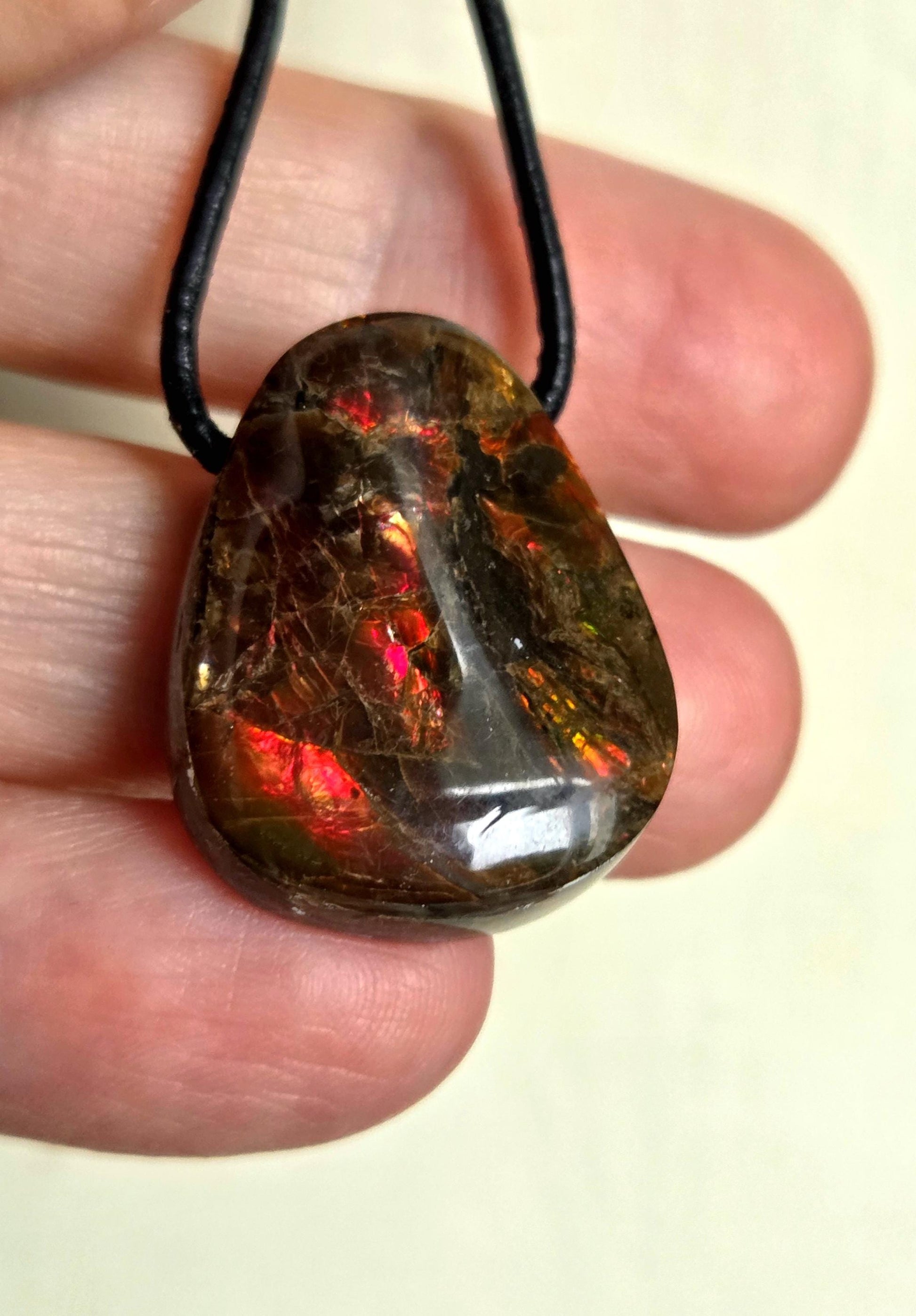 Geheimnisvoller Ammolit Opal Anhänger aus Alberta Kanada, 25 x 21 x 10 mm, gebohrt, an verstellbarem Lederband