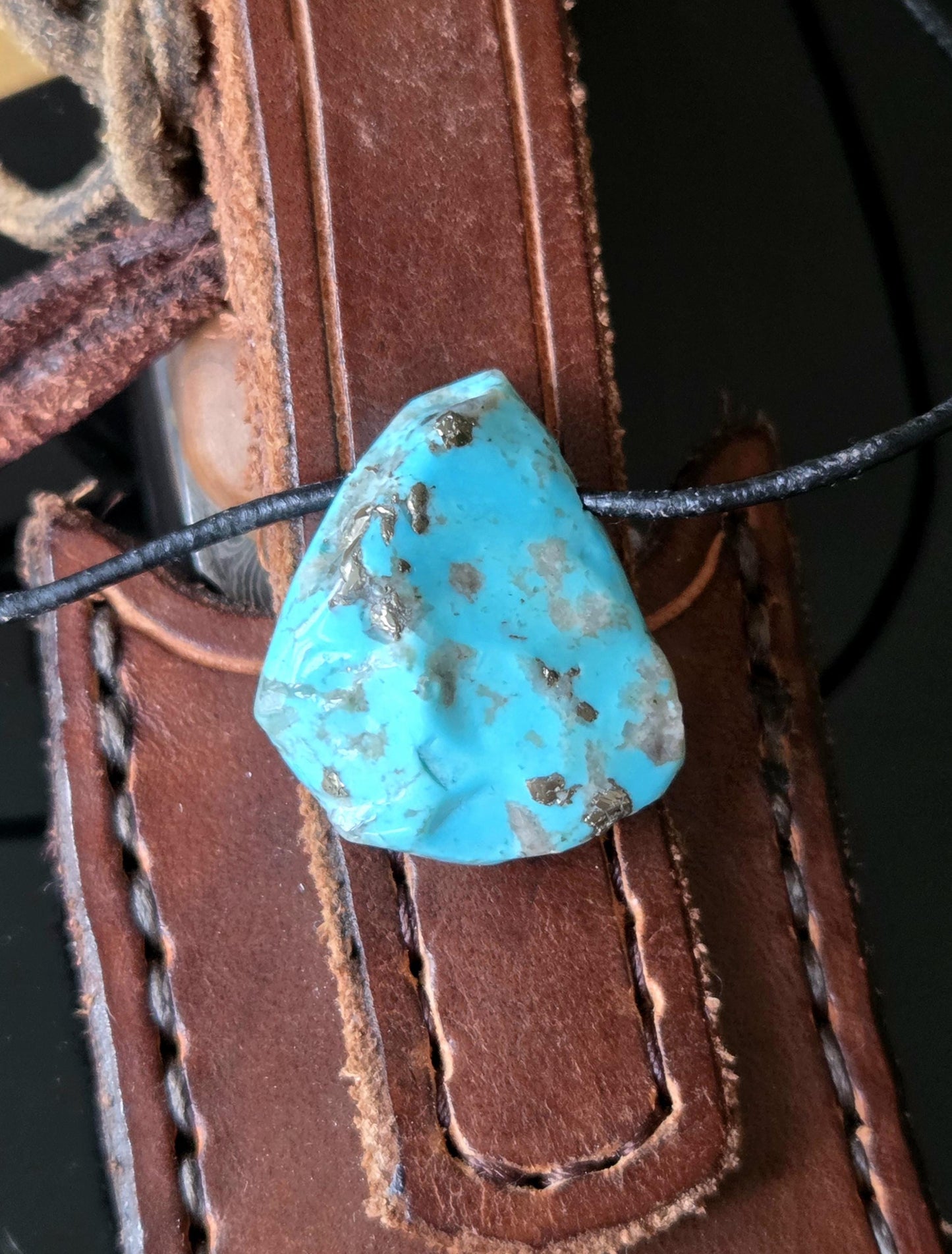 Wundervoller Türkis Anhänger, 30 x 26 x 13 mm, gebohrt, an verstellbarem Lederband