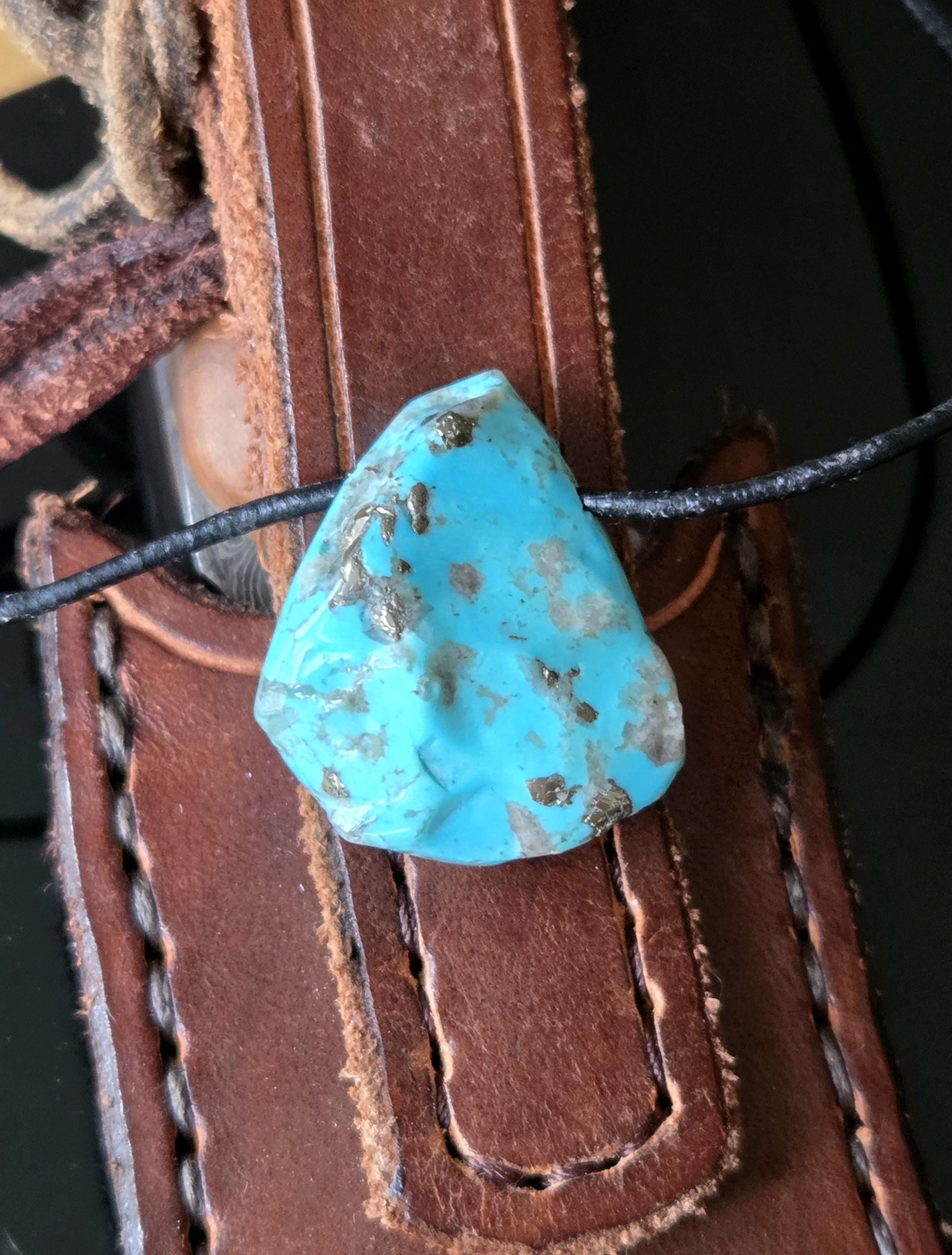 Wundervoller Türkis Anhänger, 30 x 26 x 13 mm, gebohrt, an verstellbarem Lederband