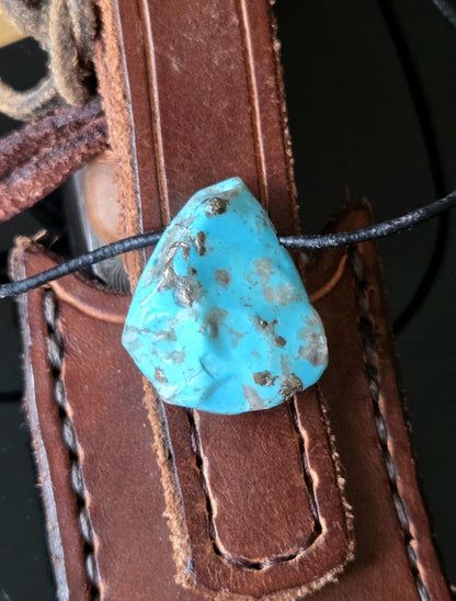 Wundervoller Türkis Anhänger, 30 x 26 x 13 mm, gebohrt, an verstellbarem Lederband