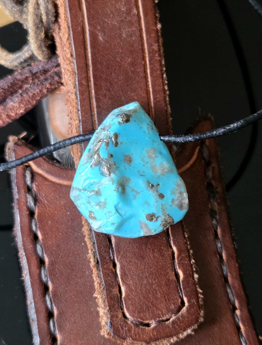 Wundervoller Türkis Anhänger, 30 x 26 x 13 mm, gebohrt, an verstellbarem Lederband