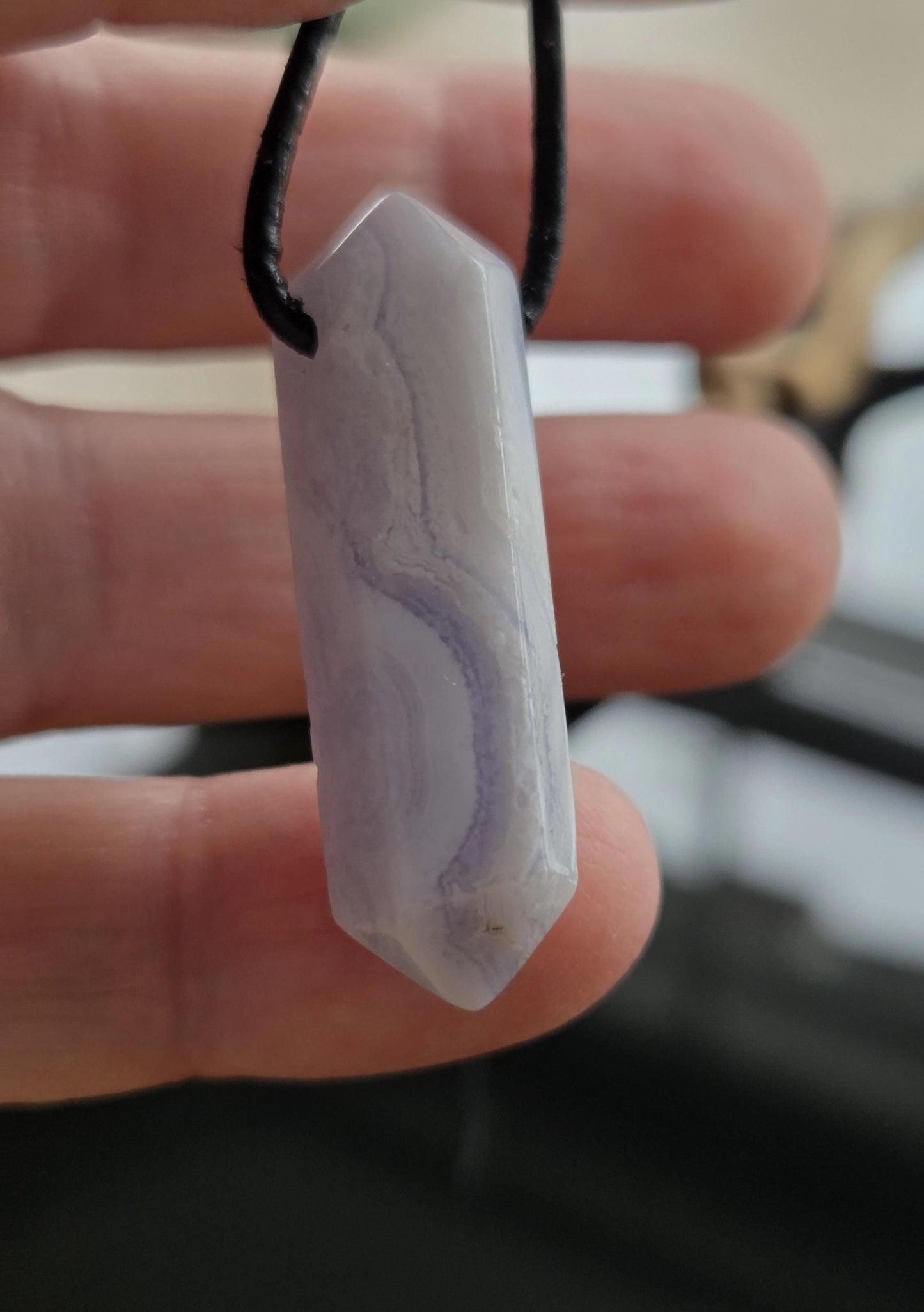 Chalcedon Chalzedon Anhänger Stäbchen Doppelspitze, 37 x 12 x 10 mm, gebohrt, an verstellbarem Lederband