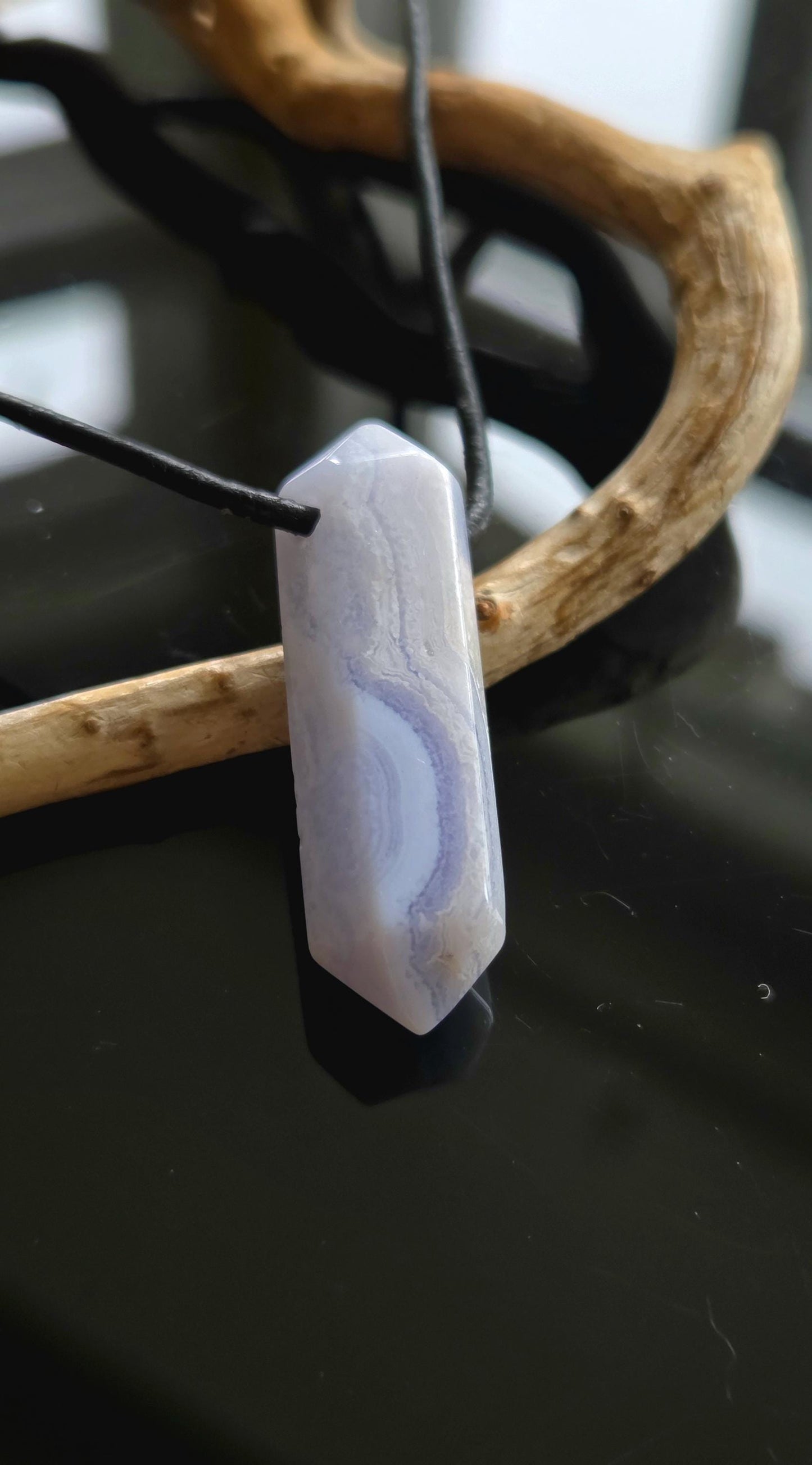 Chalcedon Chalzedon Anhänger Stäbchen Doppelspitze, 37 x 12 x 10 mm, gebohrt, an verstellbarem Lederband