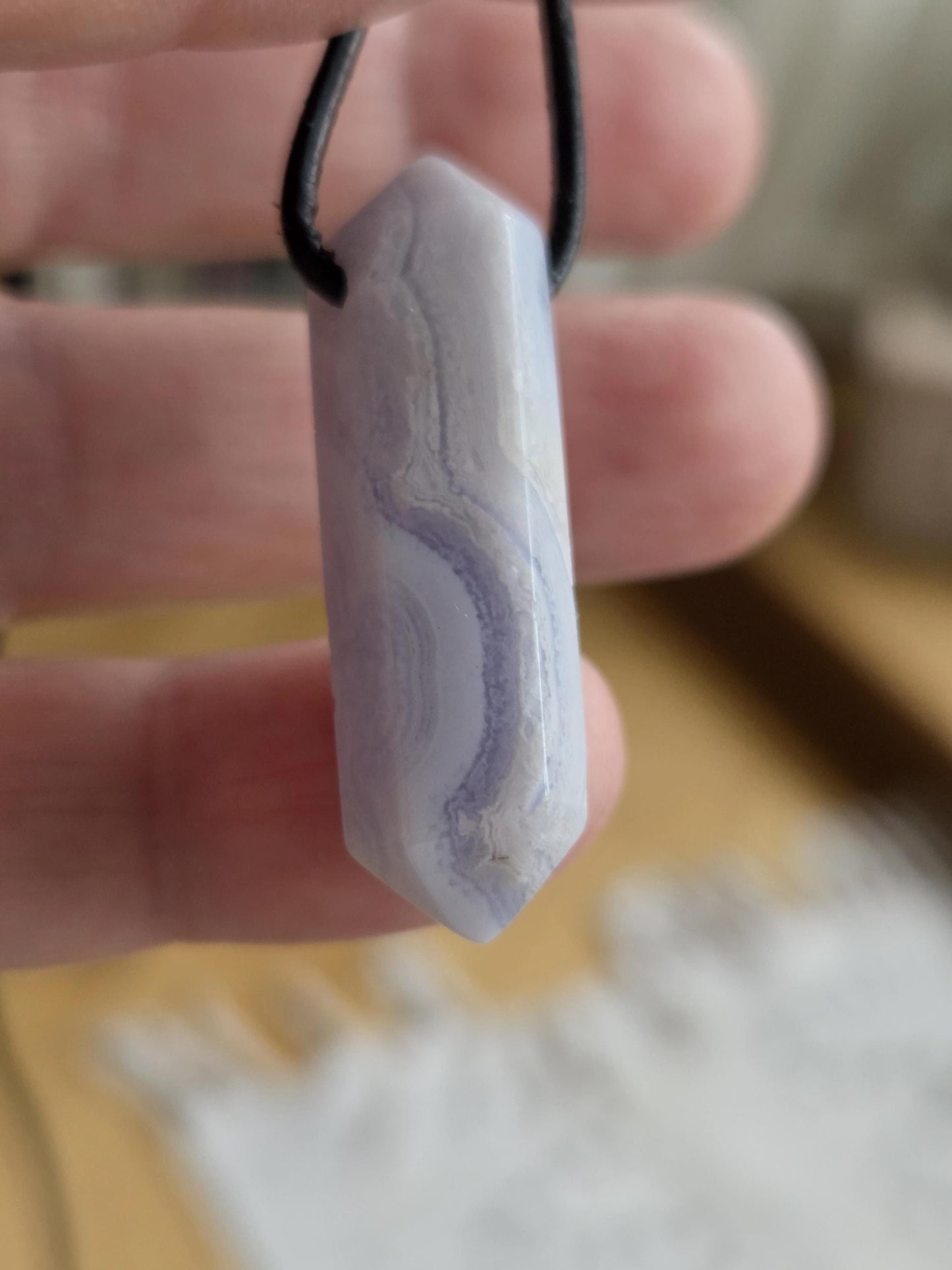 Chalcedon Chalzedon Anhänger Stäbchen Doppelspitze, 37 x 12 x 10 mm, gebohrt, an verstellbarem Lederband