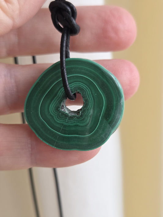 Natürlicher Malachit Donut Anhänger, aus Malachit Stalaktit Knolle, 30 x 30 x 5 mm, an verstellbarem Lederband