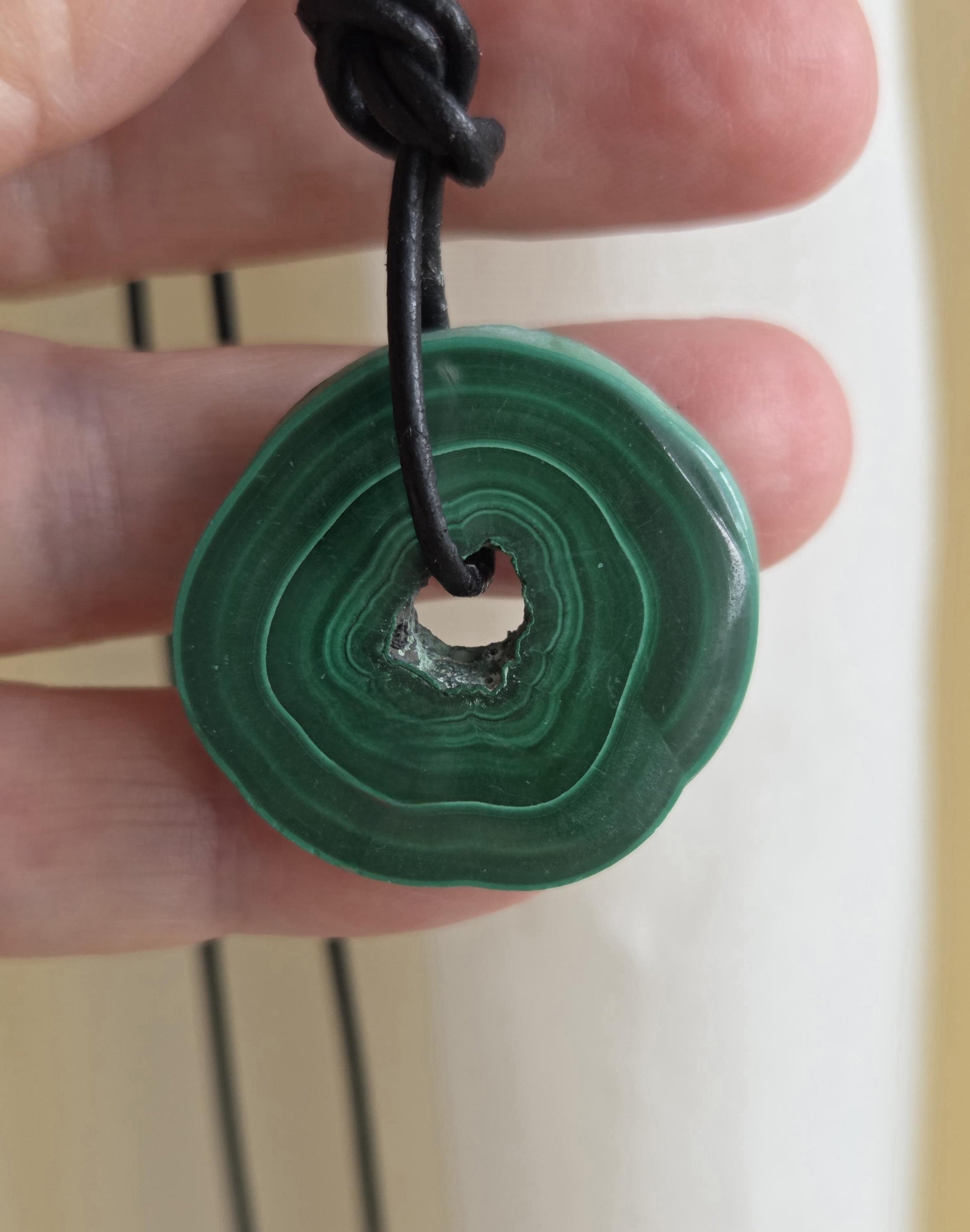 Natürlicher Malachit Donut Anhänger, aus Malachit Stalaktit Knolle, 30 x 30 x 5 mm, an verstellbarem Lederband