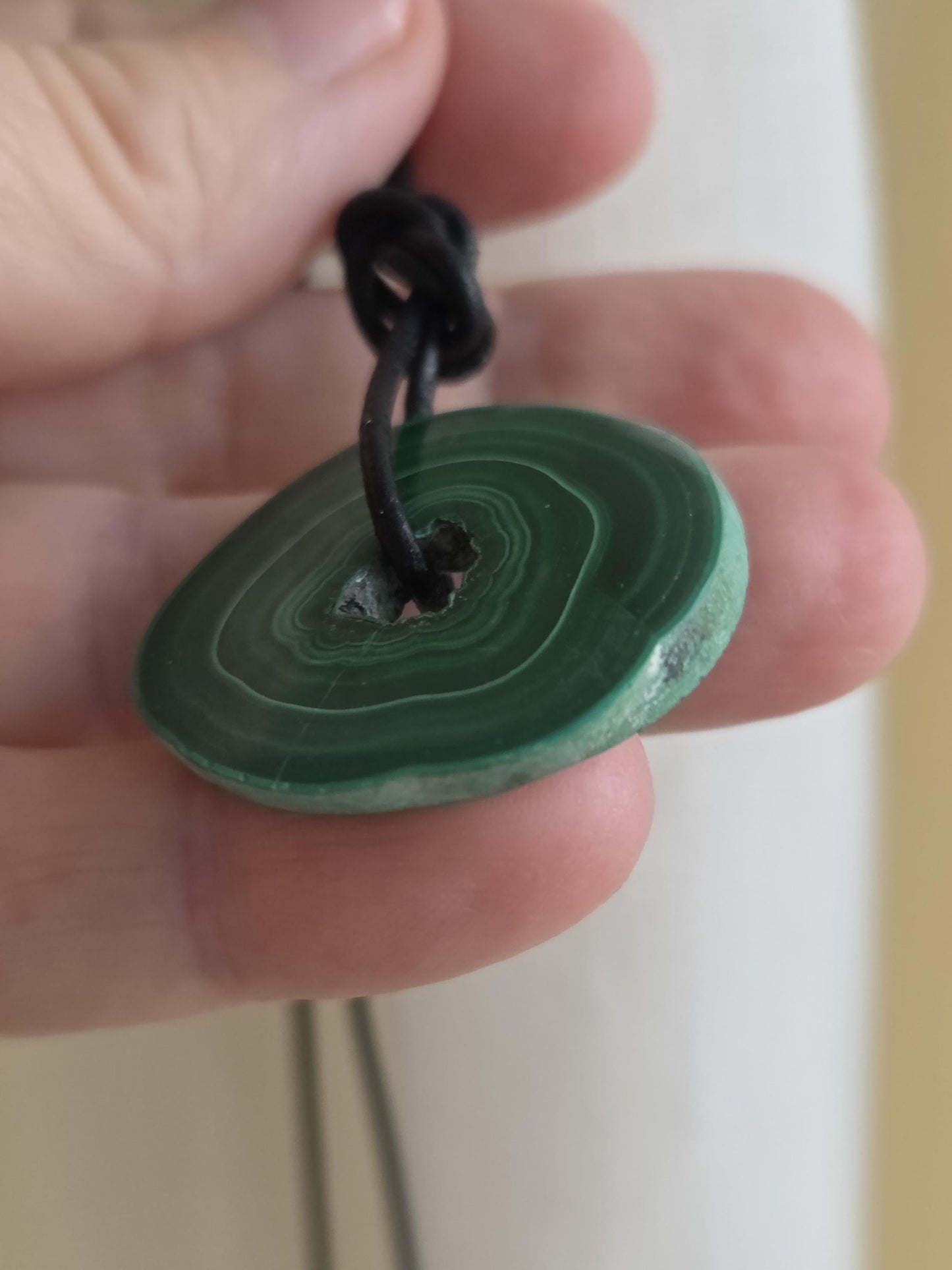 Natürlicher Malachit Donut Anhänger, aus Malachit Stalaktit Knolle, 30 x 30 x 5 mm, an verstellbarem Lederband