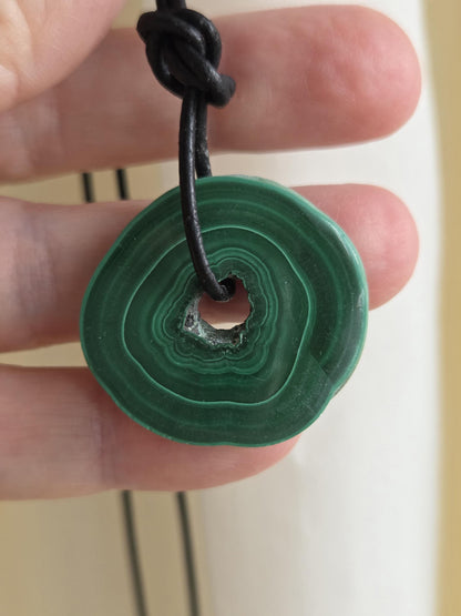 Natürlicher Malachit Donut Anhänger, aus Malachit Stalaktit Knolle, 30 x 30 x 5 mm, an verstellbarem Lederband