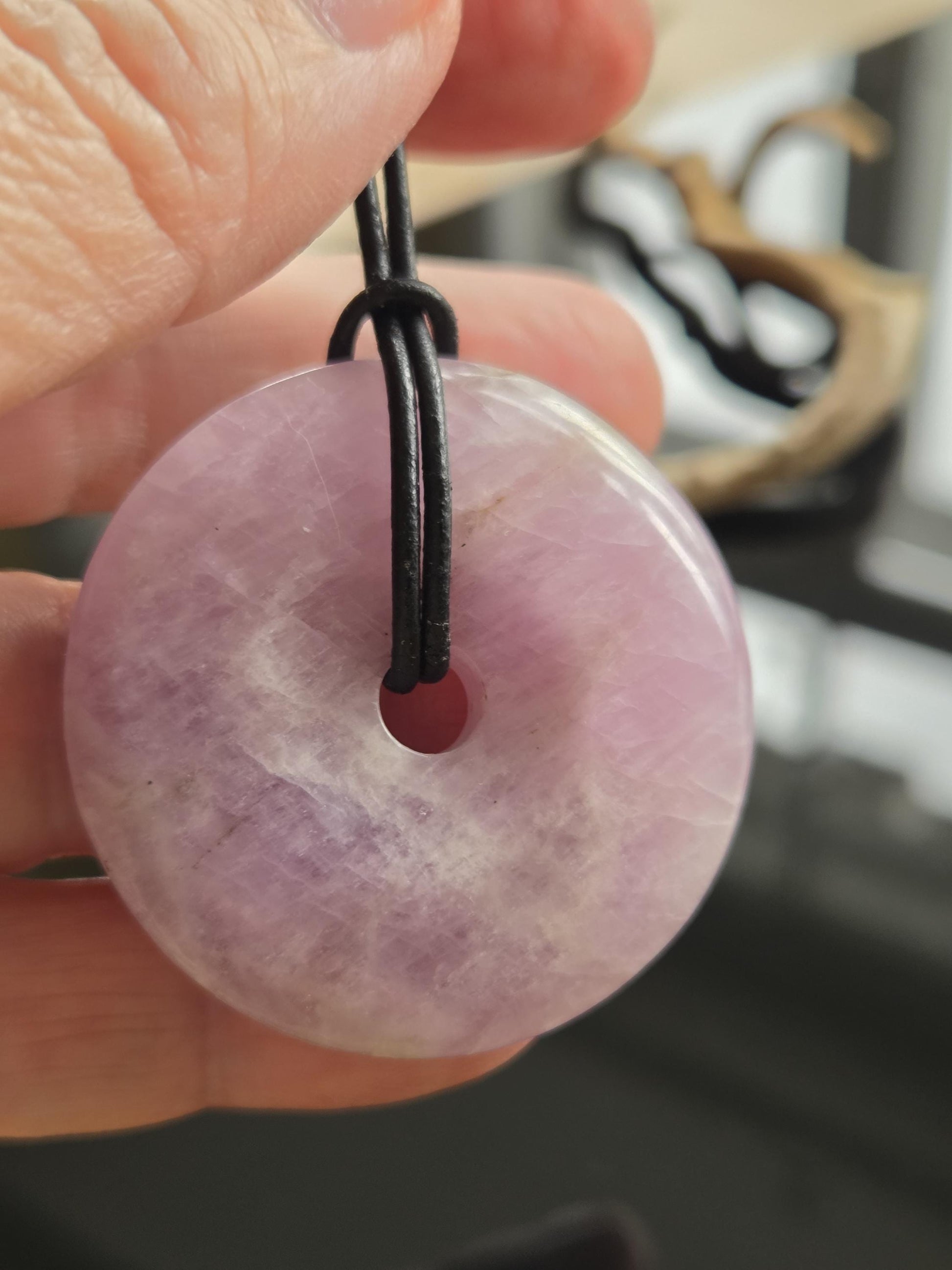 Großer Kunzit Donut Kristall Anhänger, 40 x 40 x 9 mm, gebohrt, an verstellbarem Lederband