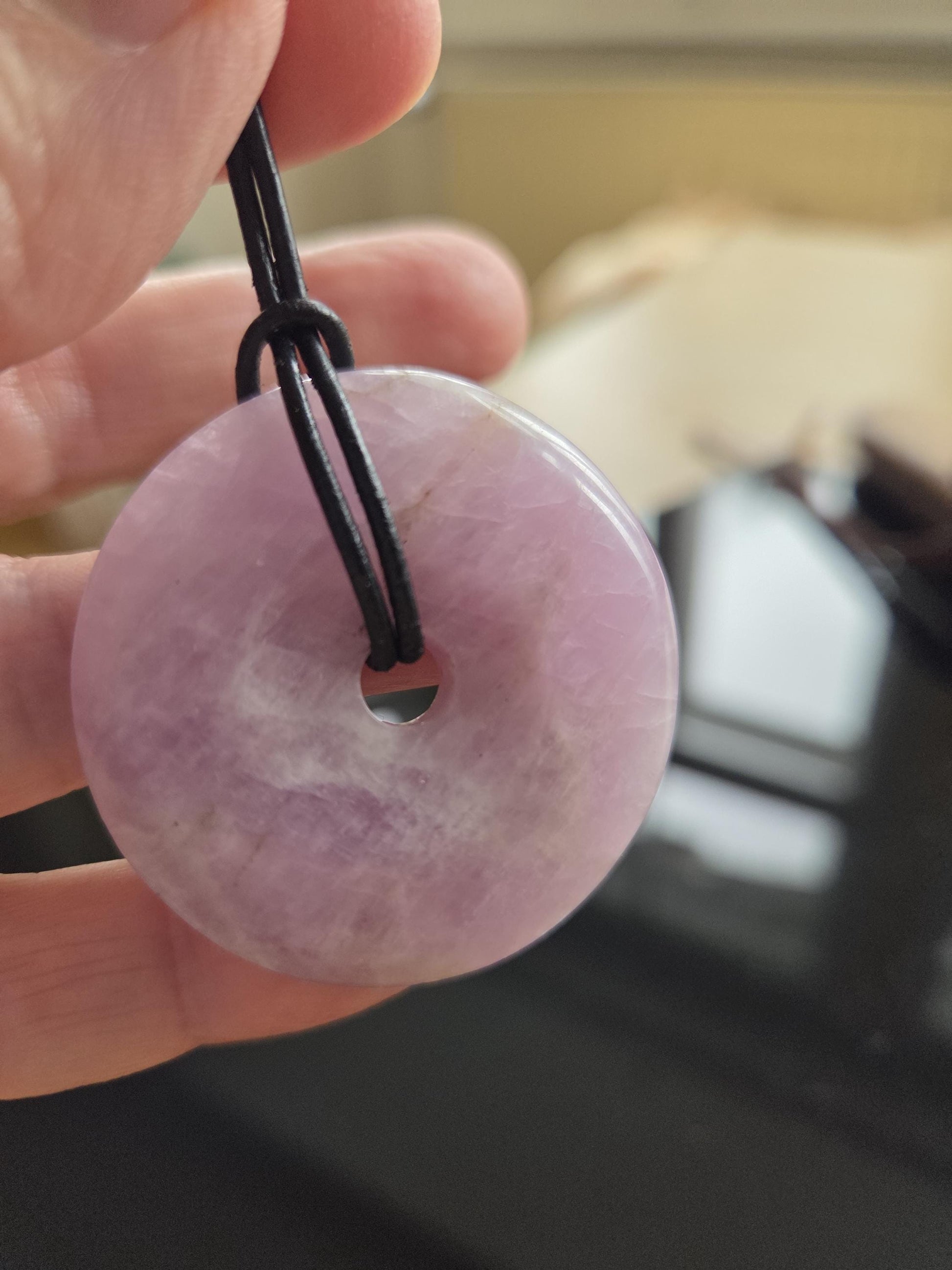 Großer Kunzit Donut Kristall Anhänger, 40 x 40 x 9 mm, gebohrt, an verstellbarem Lederband