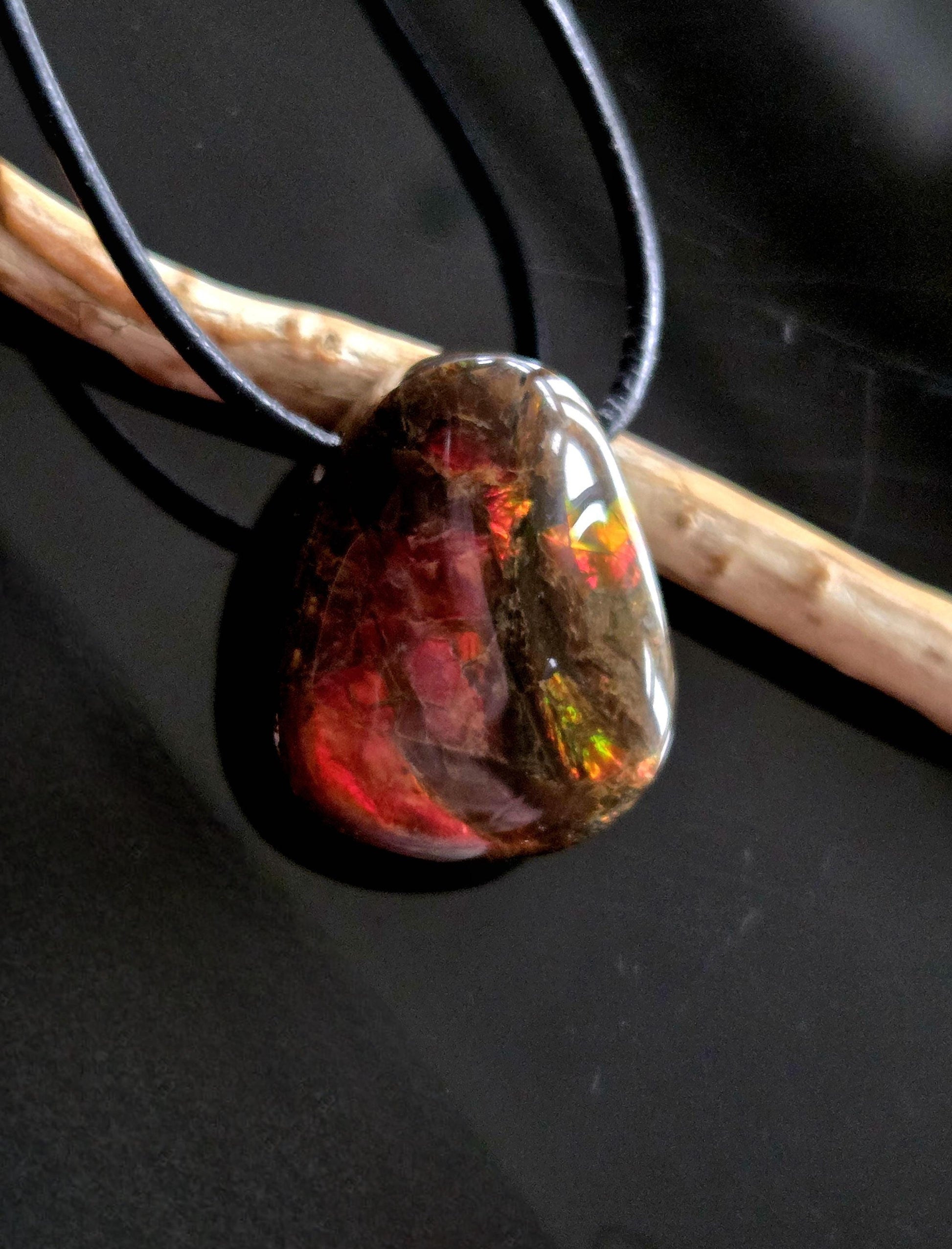 Geheimnisvoller Ammolith Opal Anhänger aus Alberta Kanada, 25 x 21 x 10 mm, gebohrt, an verstellbarem Lederband, Ammolit, Ammonit