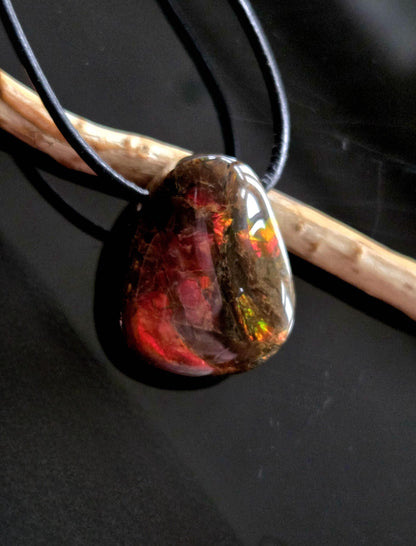 Geheimnisvoller Ammolith Opal Anhänger aus Alberta Kanada, 25 x 21 x 10 mm, gebohrt, an verstellbarem Lederband, Ammolit, Ammonit