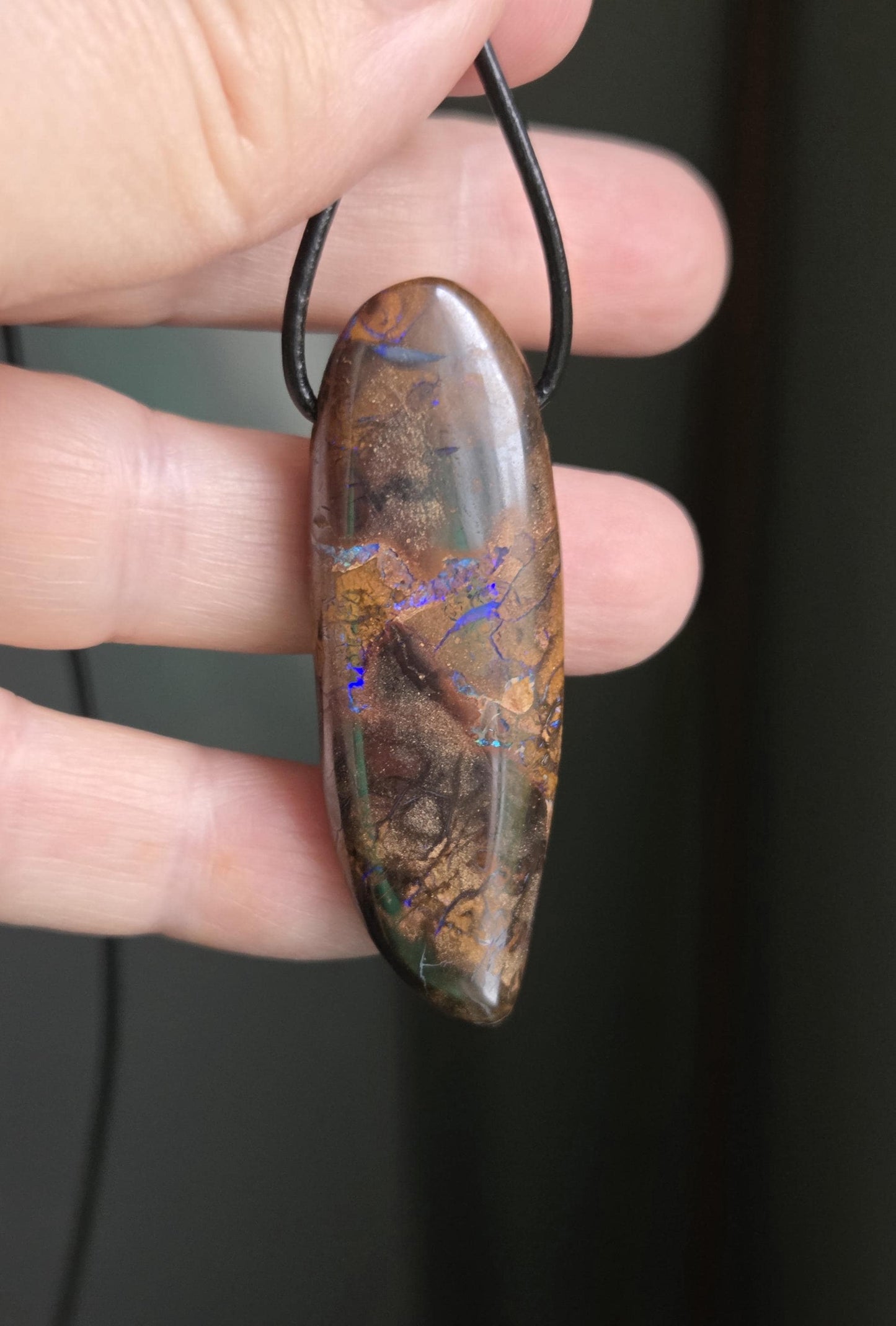 Großer Boulder Opal, Boulderopal Anhänger, "Indian Summer", 54 x 18 x 9 mm, gebohrt, an verstellbarem Lederband, beidseitig tragbar