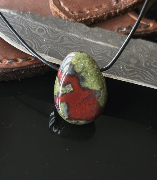 Drachenblut Jaspis, Drachenblut Stein 30 x 22 x 12 mm, gebohrt am Lederband