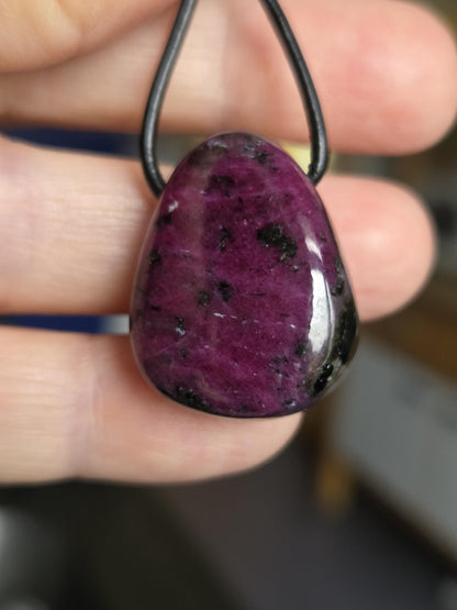 Magischer Rubin mit einem Hauch Zoisit, Anhänger, 26 x 20 x 11 mm, gebohrt, an verstellbarem Lederband, ruby pedants