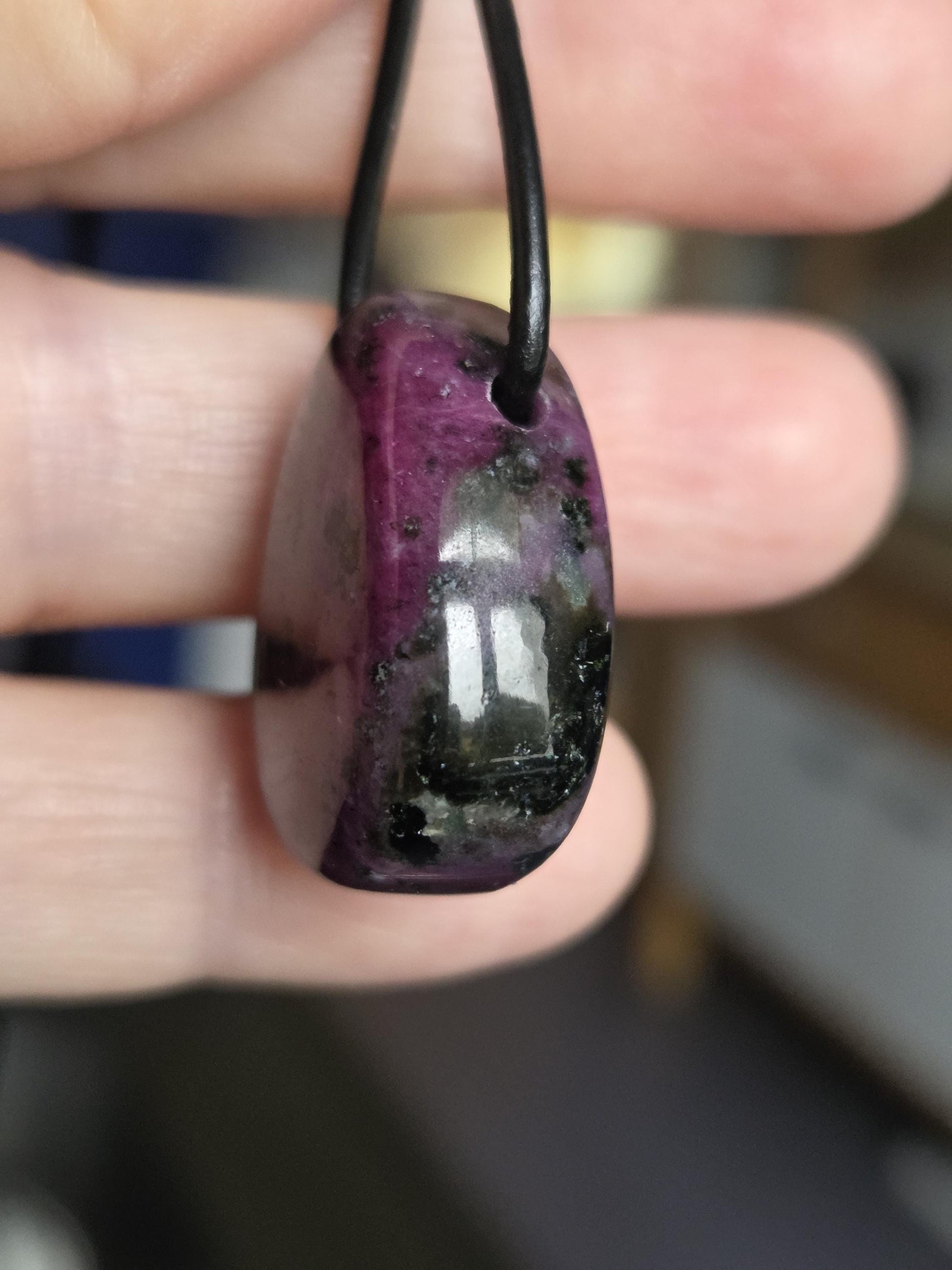 Magischer Rubin mit einem Hauch Zoisit, Anhänger, 26 x 20 x 11 mm, gebohrt, an verstellbarem Lederband, ruby pedants