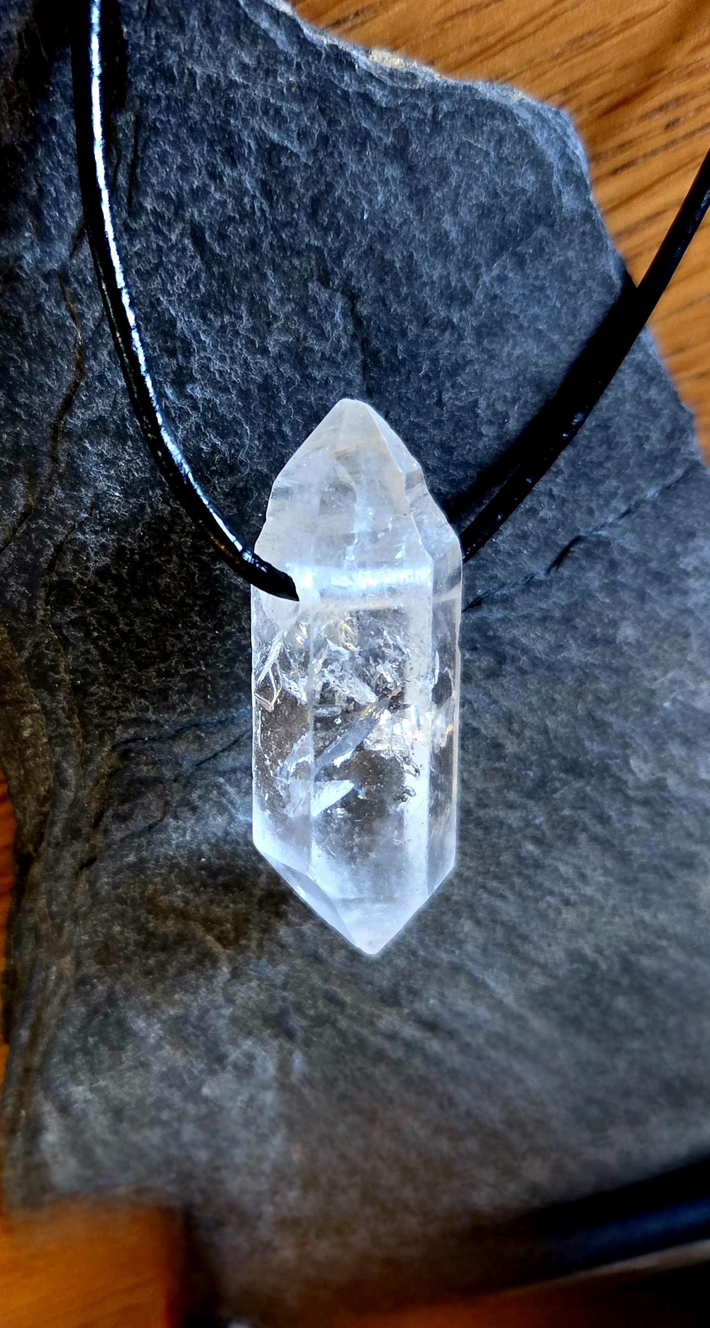 Bergkristall Doppelender Anhänger, Mont Blanc, mit magischem schönem Innenleben, 38 x 14 x 12 mm, gebohrt, an verstellbarem Lederband
