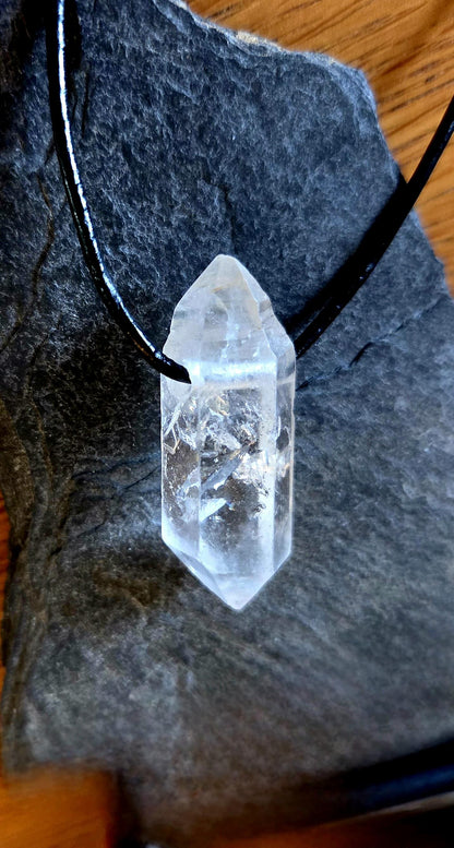 Bergkristall Doppelender Anhänger, Mont Blanc, mit magischem schönem Innenleben, 38 x 14 x 12 mm, gebohrt, an verstellbarem Lederband