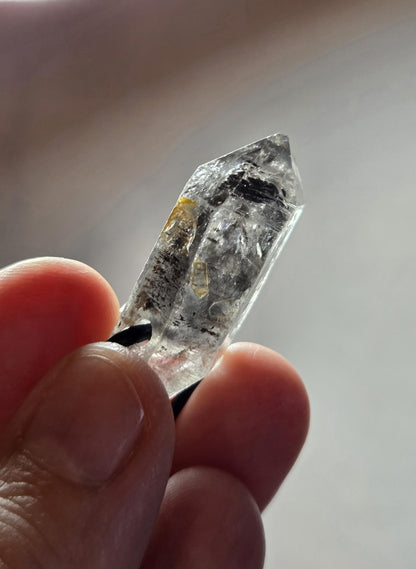 Bergkristall Lodolith Anhänger Schamanenstein Doppelspitze Inclusen Quarz, 36 x 17 x 12 mm, gebohrt, an verstellbarem Lederband