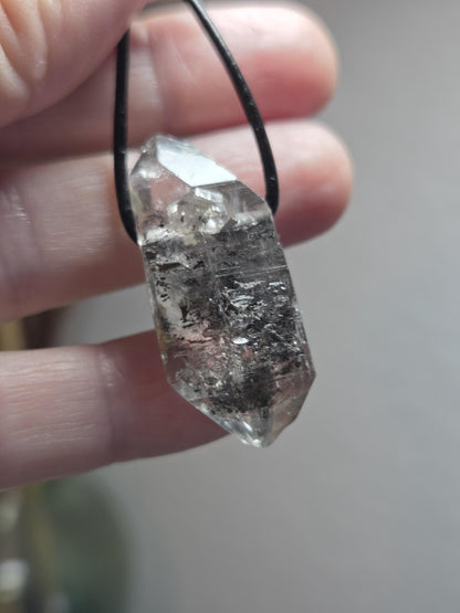 Bergkristall Lodolith Anhänger Schamanenstein Doppelspitze Inclusen Quarz, 36 x 17 x 12 mm, gebohrt, an verstellbarem Lederband
