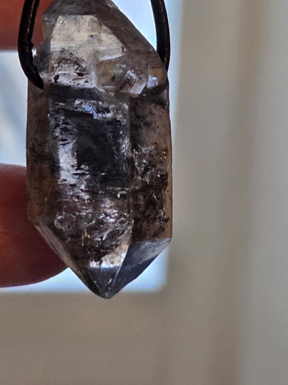 Bergkristall Lodolith Anhänger Schamanenstein Doppelspitze Inclusen Quarz, 36 x 17 x 12 mm, gebohrt, an verstellbarem Lederband