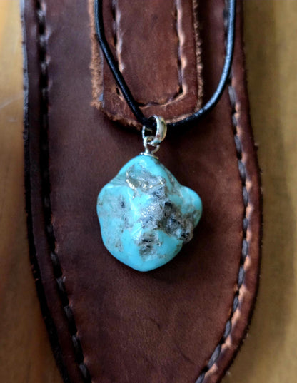 Echter hochwertiger Türkis Anhänger, an 925er Silber Sterling Silber Öse, an verstellbarem Lederband